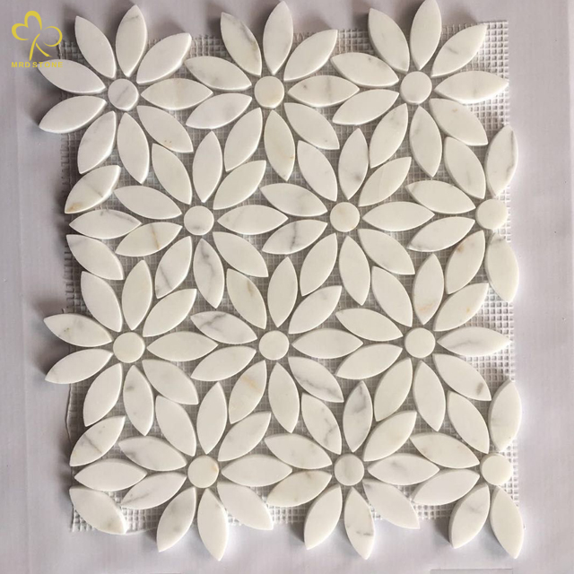 Квалифицирани флорални цветя от бяла мраморна мозайка за баня